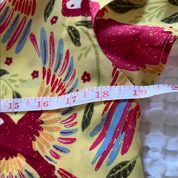 RACHEL Rachel Ray Bright Yellow Parrot Print Flutter Sleeve Top NWT Size S - Picture 13 of 14